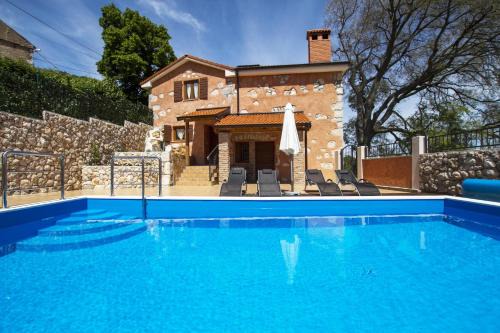 Brsec Casa | Geräumiges Ferienhaus In Brseč Mit Privatem Pool