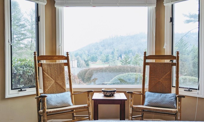 Kenmure Condominio | Get Cozy in Kenmure Country Club - Golf & Tennis!