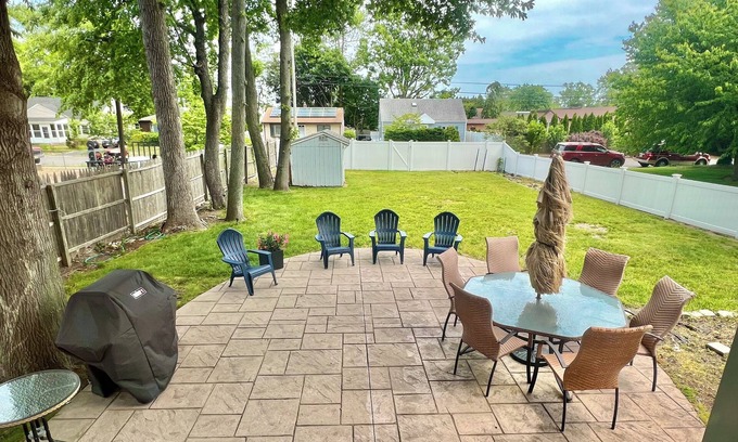 Point Pleasant Beach Casa | Getaway to the beach! Large updated house w backyard, 3/4mi to the beach