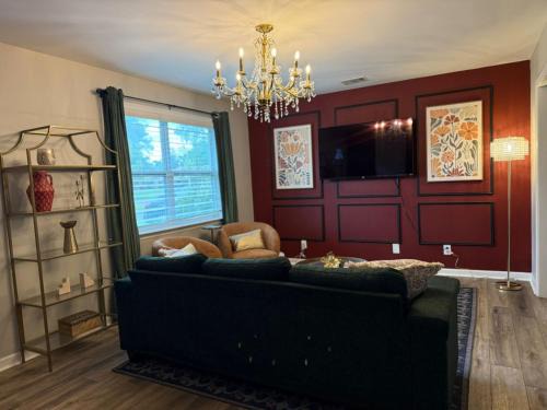 Savannah Casa | Gilded Magnolia Hideout, Sleeps8, Hot Tub, pet friendly