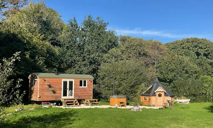 Helford Passage Cabina | Gillan Creek Retreat is set in a private meadow on the Lizard Peninsula