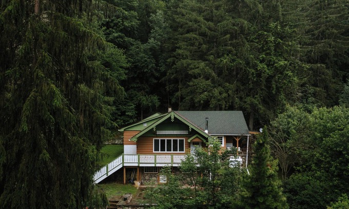 Oliverea Chalet De Esquí | Gingerbread House- a 1950s Catskills Chalet- close to everything but tucked away