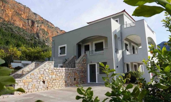 Leonidio Casa | Giorgos’s Luxury Apartment.