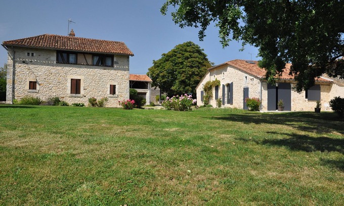 Saint-Martin-de-Fressengeas Casa | Gites de la Baine: casa cuadrada y fenestra