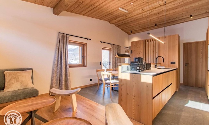 Saint-Jean-de-Sixt Apartamento | Gîte Le Vardi - Chalet ARAVIS COSY with spa and summer pool
