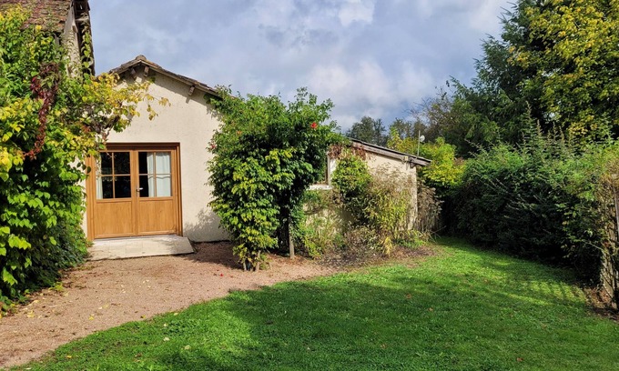 Saint-Saud-Lacoussiere Casa | Gite Syrah; charming 2-bedroom cottage in Dordogne