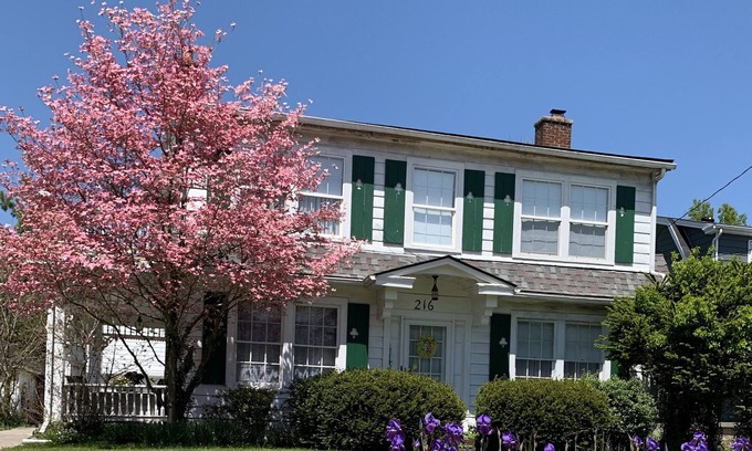 Cynthiana Casa | Gladys Gables is a cute 1950’s style house near downtown & a park.
