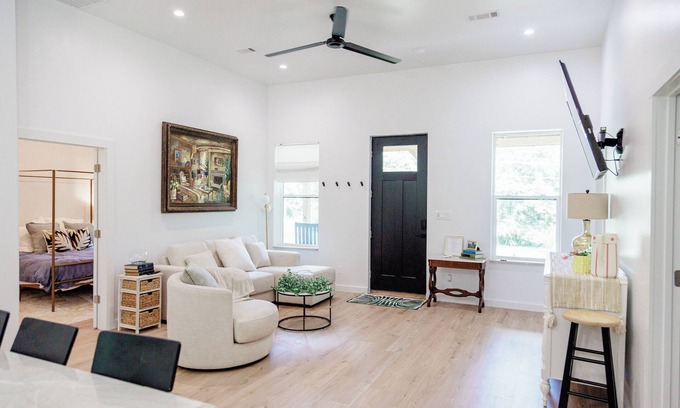 Clarksville Cabaña | Glam, Cozy Chateau by Horsehead Lake Wedding Venue, ATV & Hiking, University