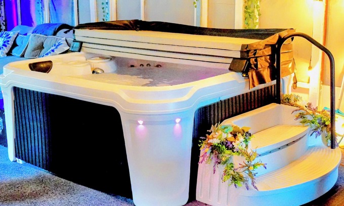 Will County Casa | "Glamping" 7-bedroom luxury trailer compound in Crete IL with pool & hot tub!