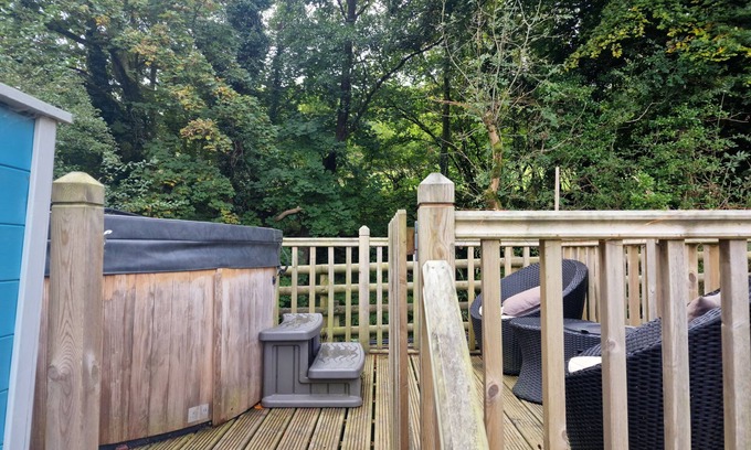 Llanfair Caereinion Cabina | Glamping Hut - Riverside 2