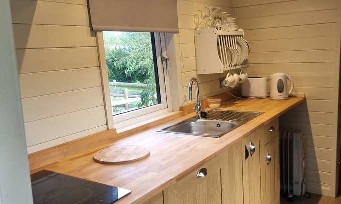 Llanfair Caereinion Chalet De Esquí | Glamping Hut - Sleeps 2, hot tub & parking