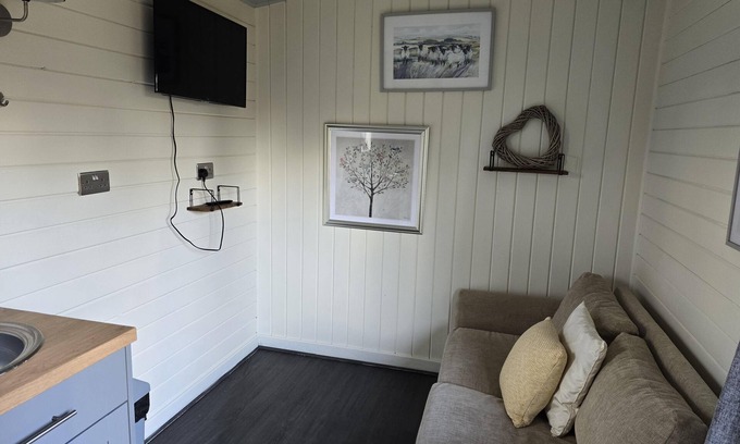 Llanfair Caereinion Cabina | Glamping Hut - Sleeps 2, hot tub & parking