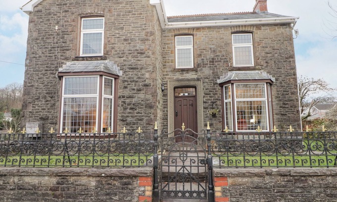 Ystradgynlais Cabaña | GLAN YR AFON, pet friendly, with a garden in Ystradgynlais