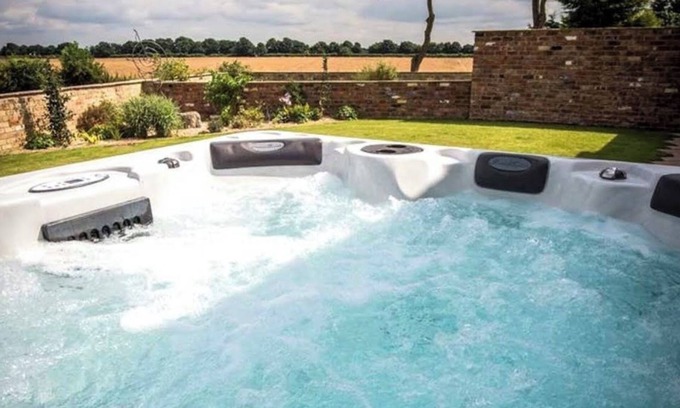 Lincoln Casa | Glebe Farm 4Br, Sleeps 11, Hot Tub, Pet Friendly