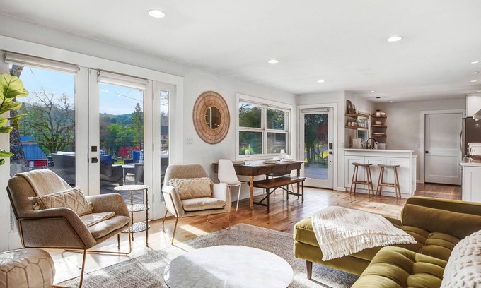 Glen Ellen Casa | Glen Ellen Wine Country Cottage -Hot Tub-Yoga Yurt-EV Charger-Organic Vineyard