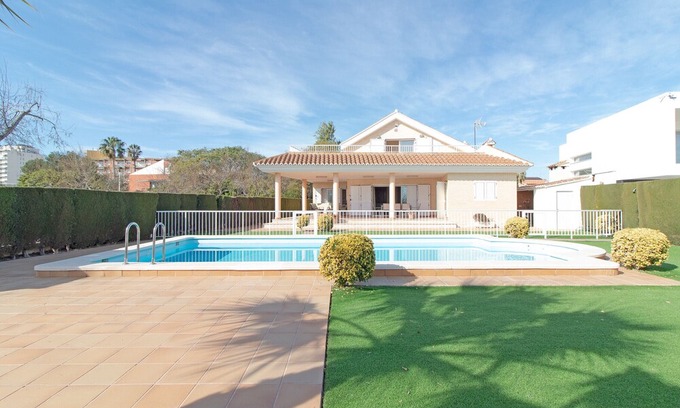 Almarda Chalet De Esquí | Global Properties: Frontline beach villa with private pool