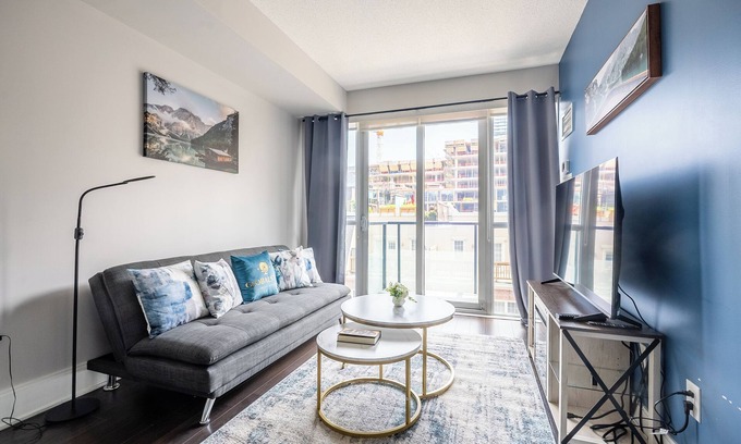 Wellington Place Condominio | GLOBALSTAY. Beautiful 1 Bd+Den Condo In the Heart of Downtown