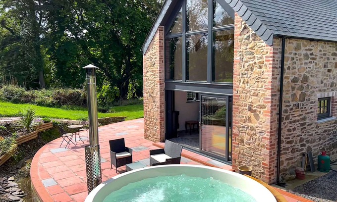 Haverfordwest Casa | Gloriously rural, Y Felin is a fantastic luxury barn conversion in Pembrokeshire