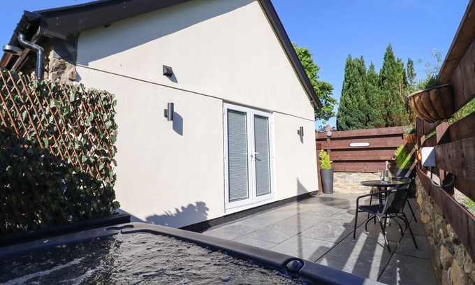 Gwynedd- Snowdonia Casa | GLYNDWR, romantic, with hot tub in Betws-Y-Coed