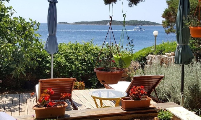 Milna Apartamento | Goga,jedan od dva apartmana u kući sa vrtom u prvom redu do mora.