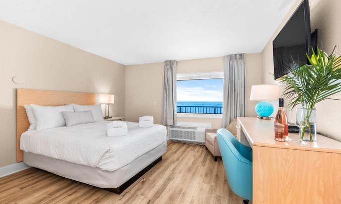 Traverse City Hotel | Gold Coast Inn Breathtaking Sunsets Standard Lake View Room 303