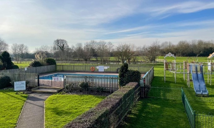 Harvington Casa | Gold Deluxe 2 Bed sleeps 6 Pet friendly