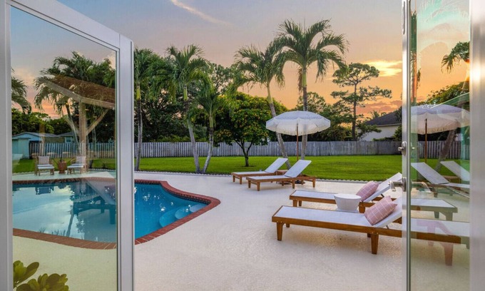 Palm Beach Country Estates Casa | Golden Fall Stay Views, Vibes & Pickleball