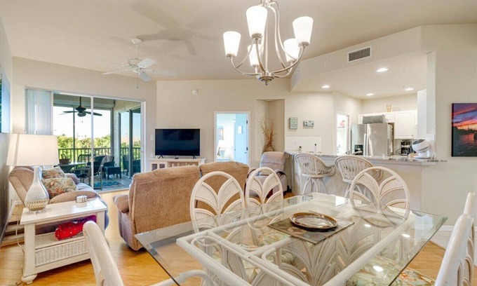 Tropical Cove Condominio | Golden Hour Getaway at Lexington CC Lake Village