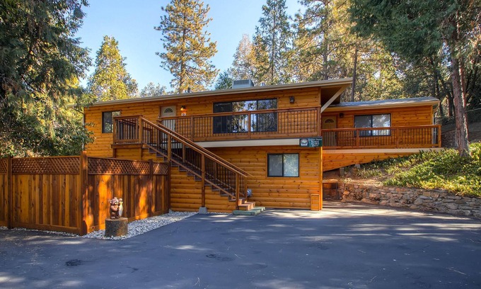 Yosemite Forks Casa | Esta casa de estilo de registro de 4 dormitorios y 3 baños lo tiene todo