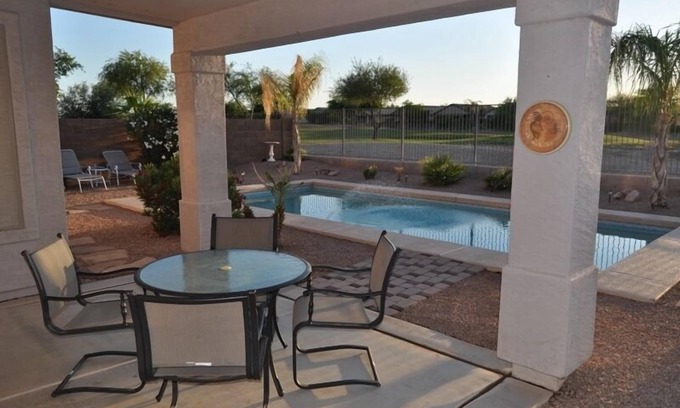 San Tan Valley Casa | Piscina climatizada privada con campo de golf en Johnson Ranch