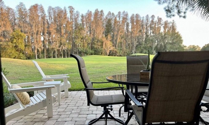 Wesley Chapel Condominio | Golf Grandeur – Ground-Floor 2BR Condo w/ Patio, King Suite & Stunning Golf Course Views!