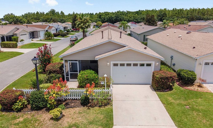 Fruitland Park Casa | Golf, Music, Fun Charming 2-bedroom house in lovely The Villages with WiFi, AC.