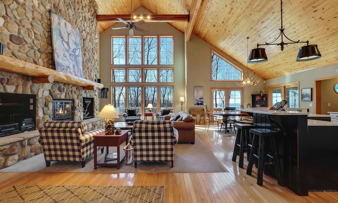 Birchwood Farms Casa | Golf Privileges | Country Club | 5 miles to Downtown | Hot Tub | Sleeps 20