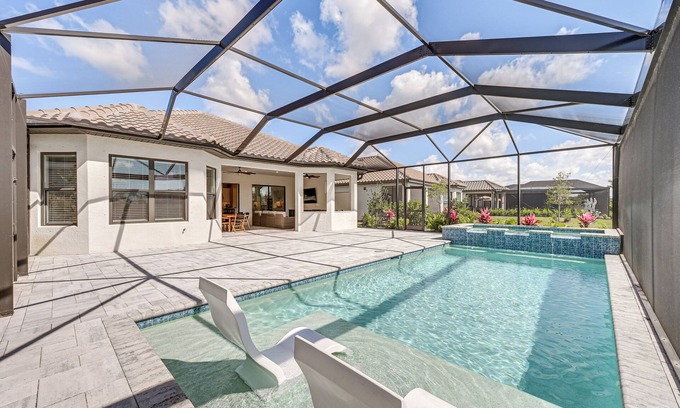 Naples Casa | Golf, Swim, Shop & More: Luxury Retreat in Naples!