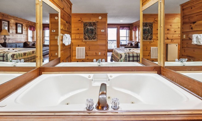 Pigeon Forge Cabina | Golf View 2 Bedroom Cabin by RedAwning