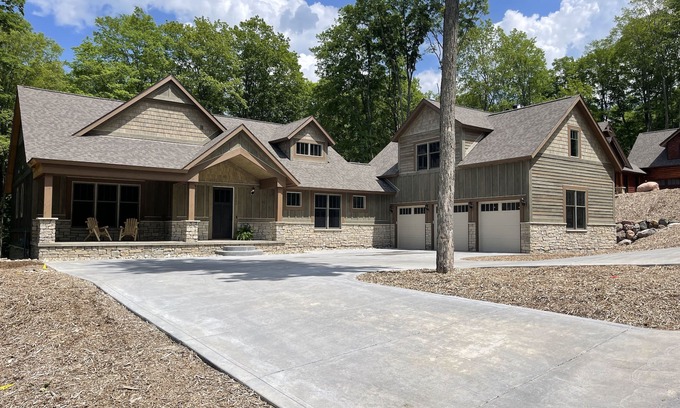 Boyne City Casa | Golfers and Skiers Delight! Amenities galore in Boyne Mountain ski in/out fast!