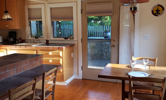 Gloucester Apartamento | Camine a la playa de Good Harbor 6/10 milla.