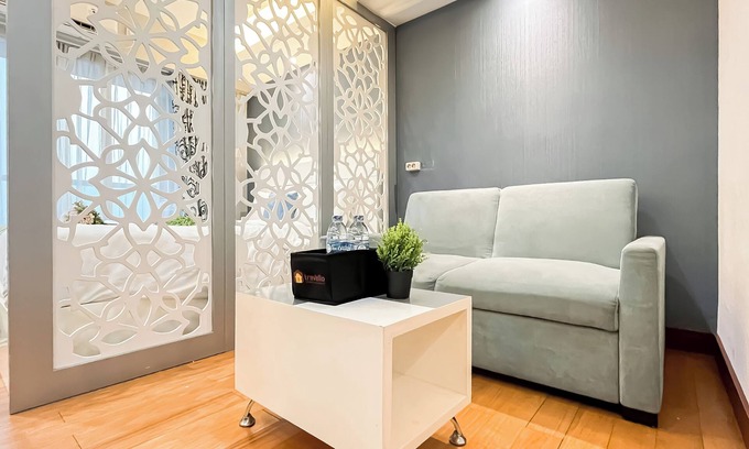 Jatinegara Apartamento | Good Location Studio At Apartment Tamansari The Hive Near Lrt Station