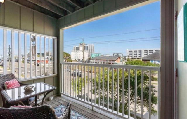 Carolina Beach Apartamento | Good Vibes Carolina Beach - beautifully updated condo within walking distance to the Boardwalk villa