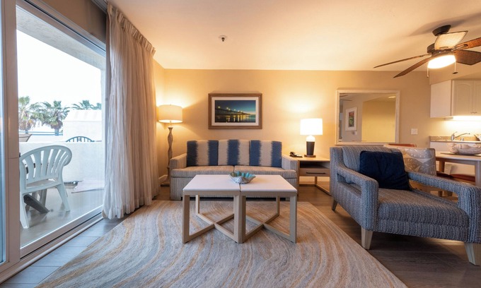 Townsite Hotel | Good Vibes! One Bedroom Suite, Near Oceanside City Beach