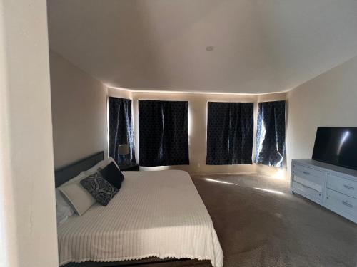 Palm Valley Casa | Goodyear Cul-De-Sac Master Bedroom