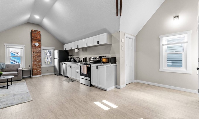 West Central Apartamento | Gorg Wooden Beams w/Brick Accents in Downtown Apt