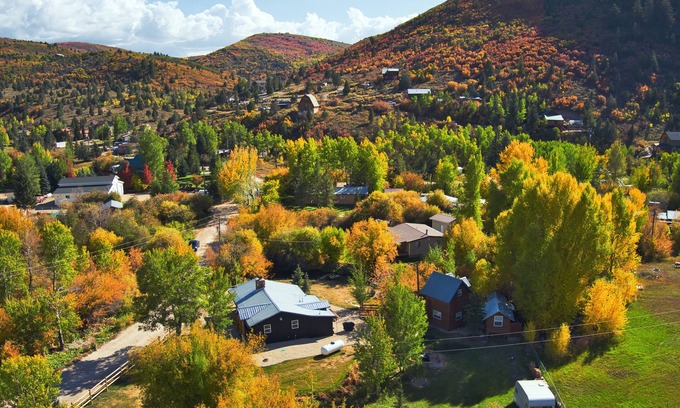 Samak Casa | Gorgeous 2 BD/2 BA River Front Cabin