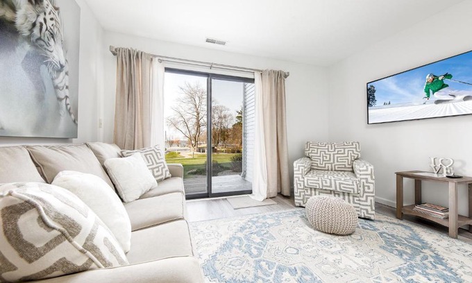 Acme Apartamento | Gorgeous 2 Bedroom Lake View Condo