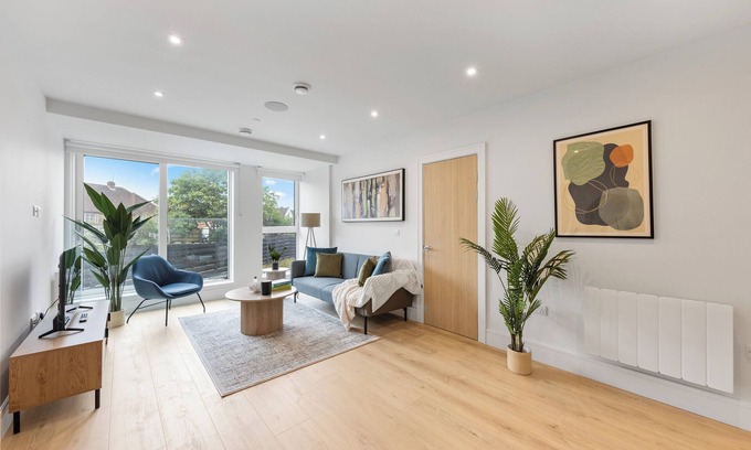 Coombe Hill Apartamento | Gorgeous 2BR apartment in London + Parking, Gym, Cinema, Games Room, Workspace