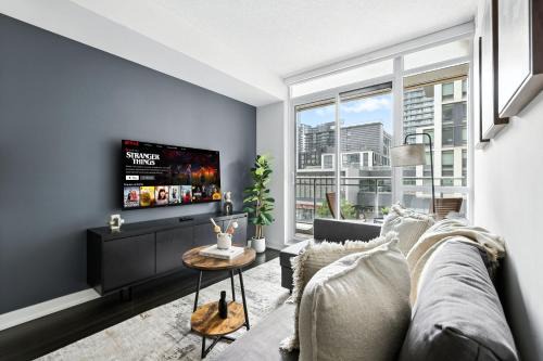 CityPlace Apartamento | Gorgeous 2BR in Downtown Toronto w City Views