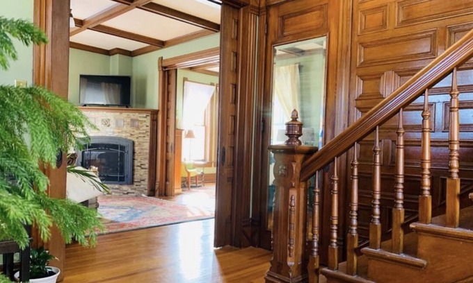 Everett Casa | Gorgeous 4-bd home w/ private patio/sitting porch