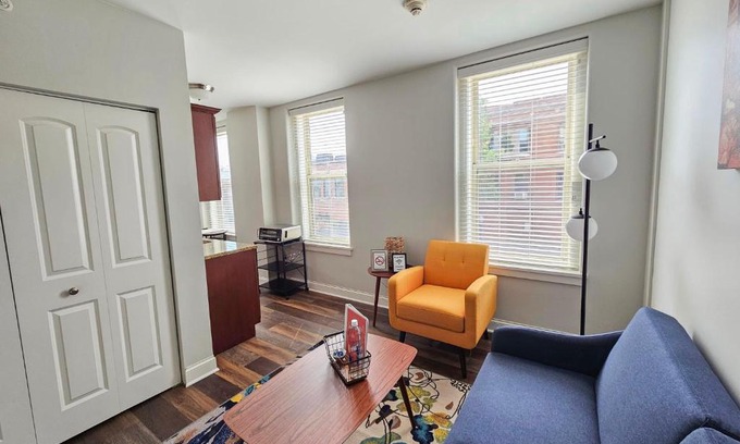 Champaign Apartamento | Gorgeous and Spacious Studio at the Historic Inman - 200