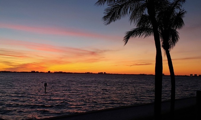 Bayway Isles Condominio | Precioso y actualizado condominio frente al mar!