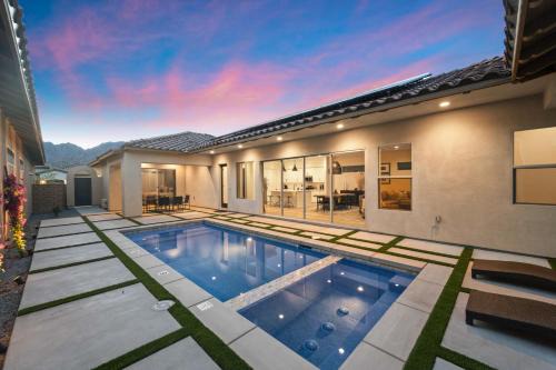 La Quinta Villa | Gorgeous BRAND NEW HOME! (walk to Stadium Course!)